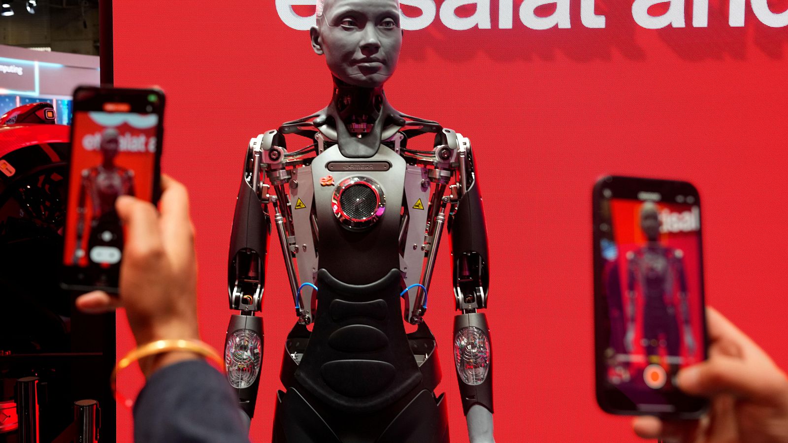 Un robot humanoide durante la jornada inaugural del MWC 2024