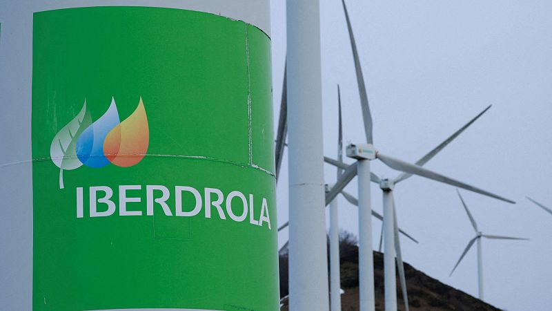 El logo de Iberdrola en un parque eólico