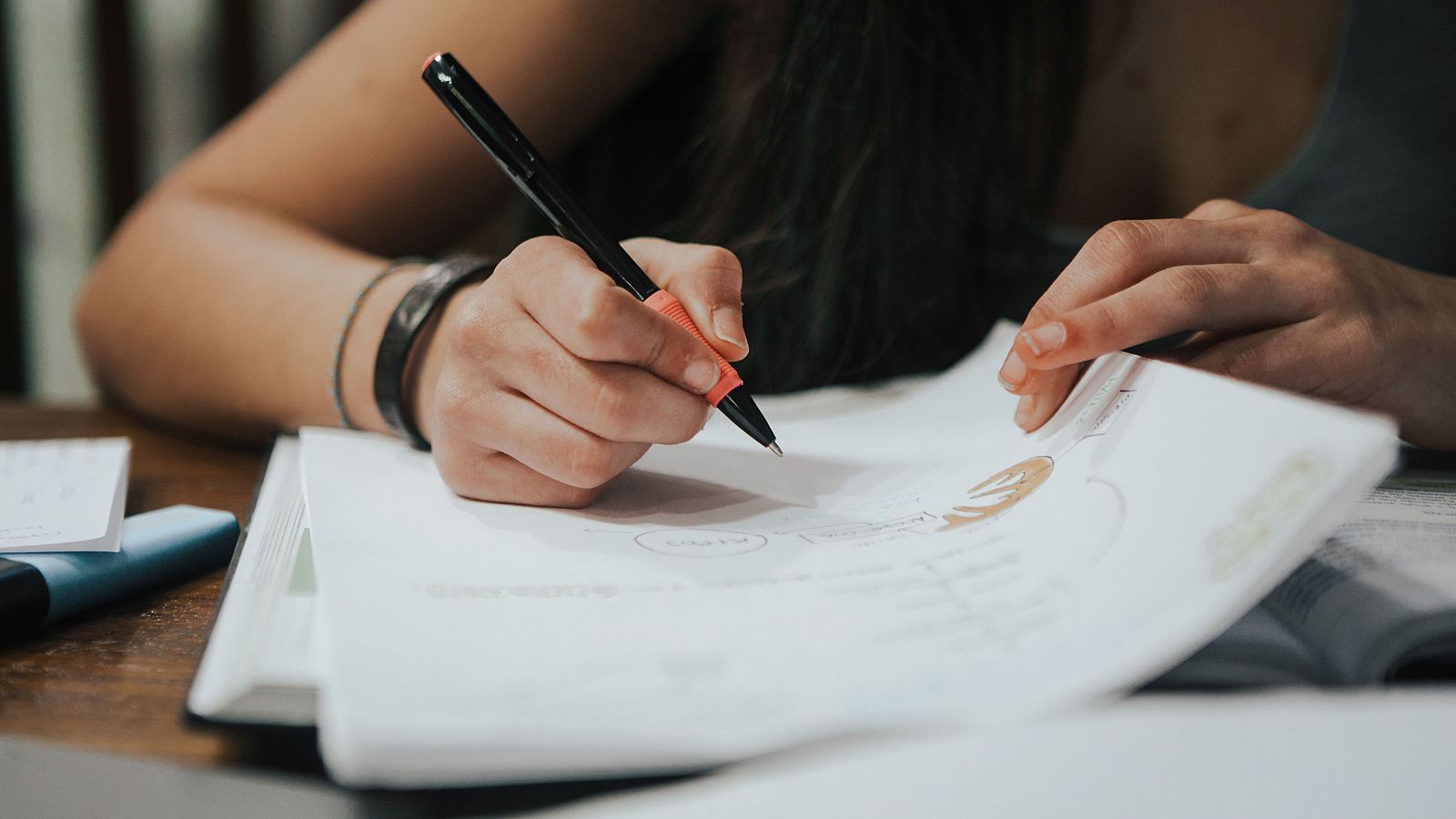 Una joven estudia en una imagen de archivo