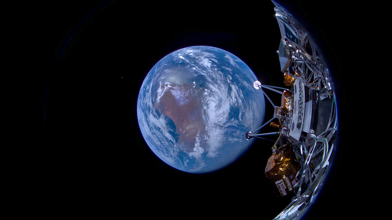 El módulo Odiseo, con el planeta Tierra al fondo.