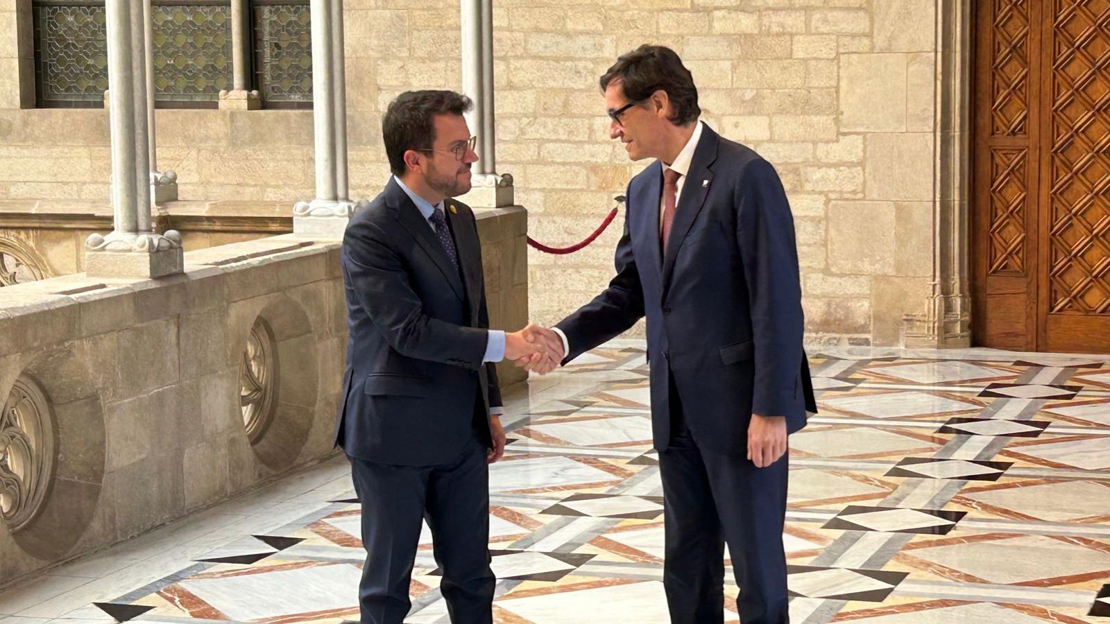 Pere Aragonès rep a Salvador Illa al Palau de la Generalitat per ratificar l'acord dels pressupostos del 2024