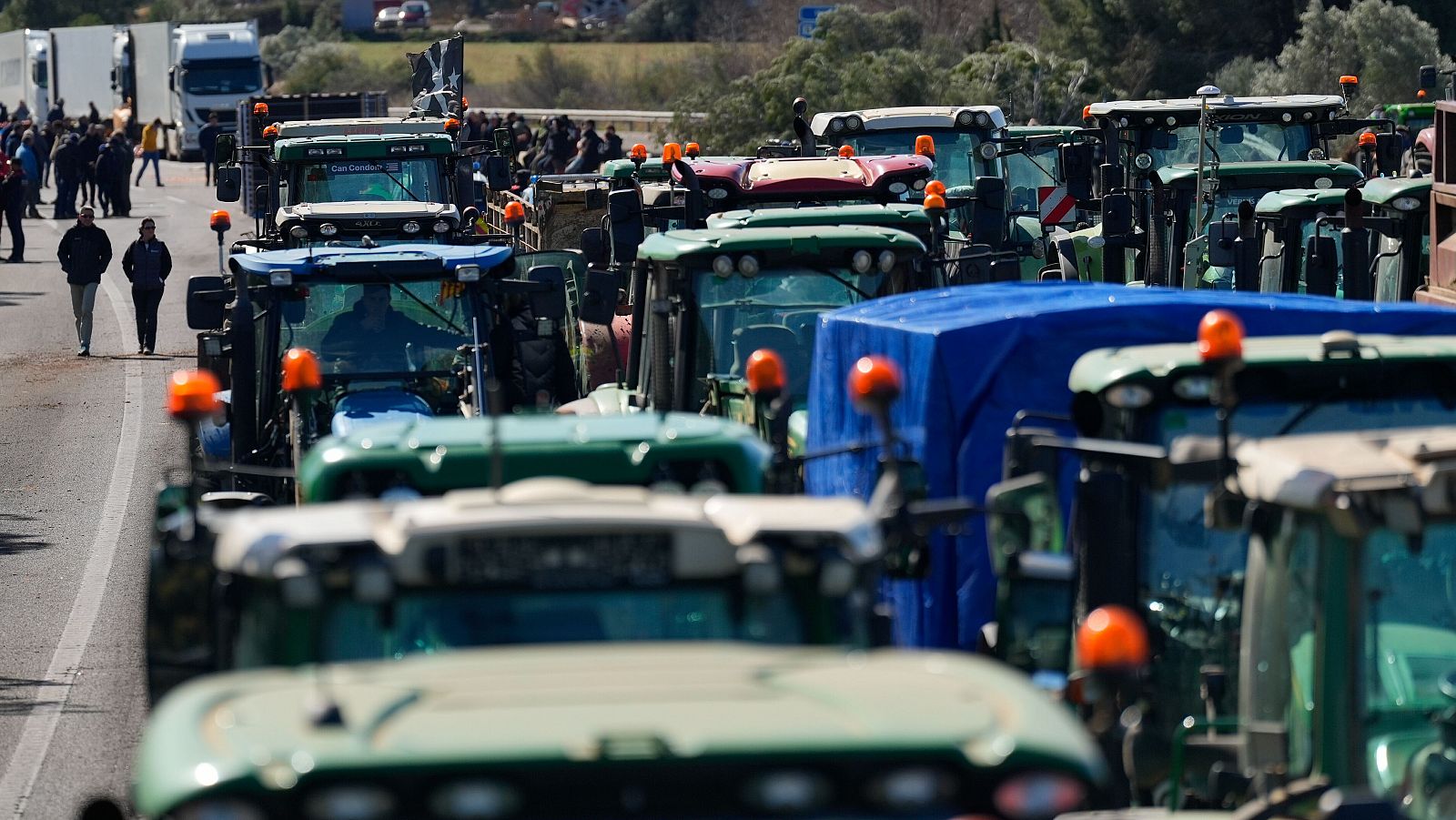 Agricultores gerundenses bloquean desde anoche la AP-7, la principal conexión con Francia