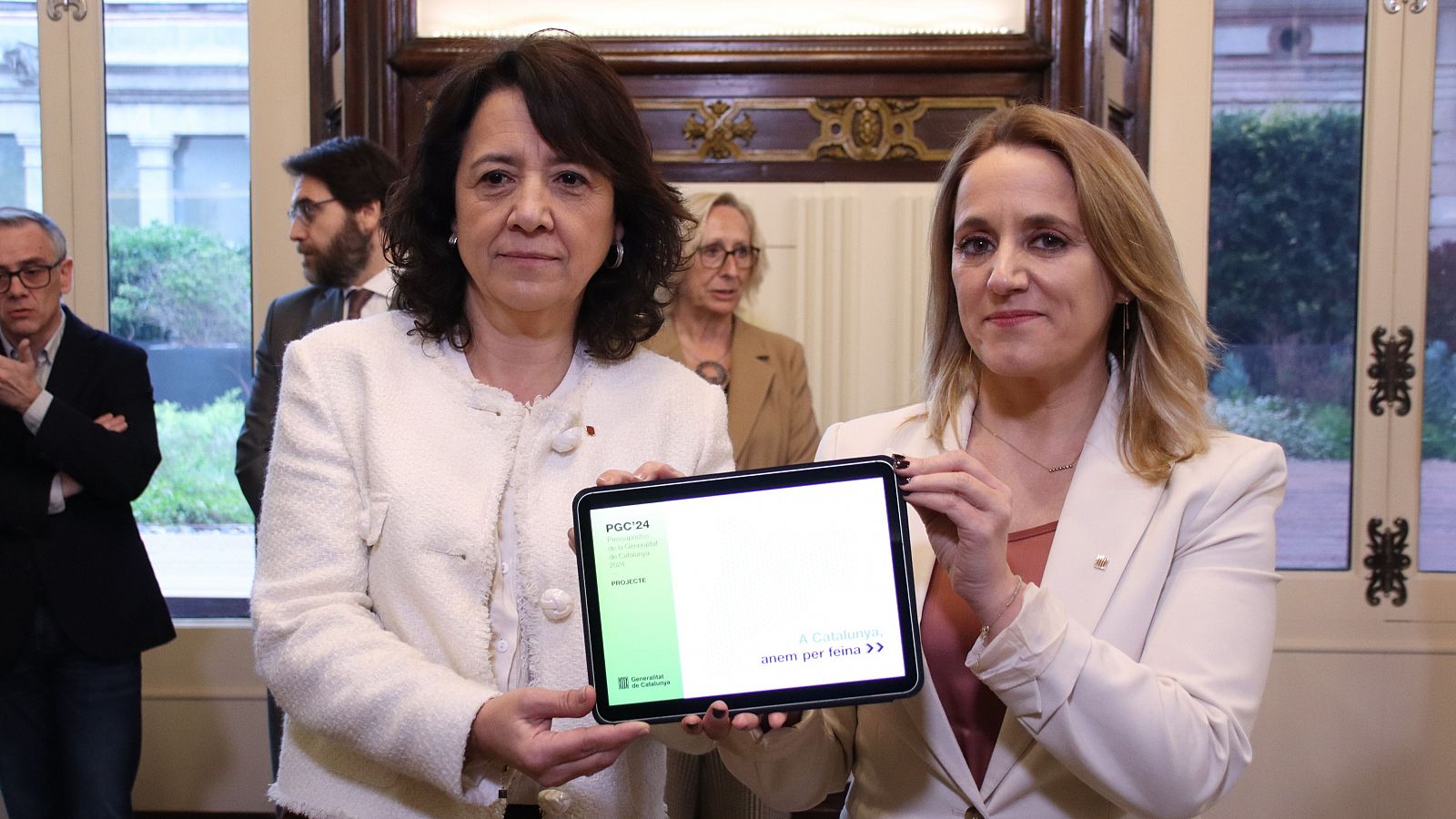 La consellera d'Economia i Hisenda, Natàlia Mas Guix, lliura el projecte de pressupostos a la presidenta del Parlament, Anna Erra  | Autor: Mariona Puig