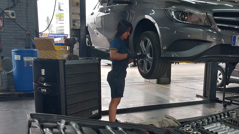 La mecánica Iselda Pineda trabajando en el taller