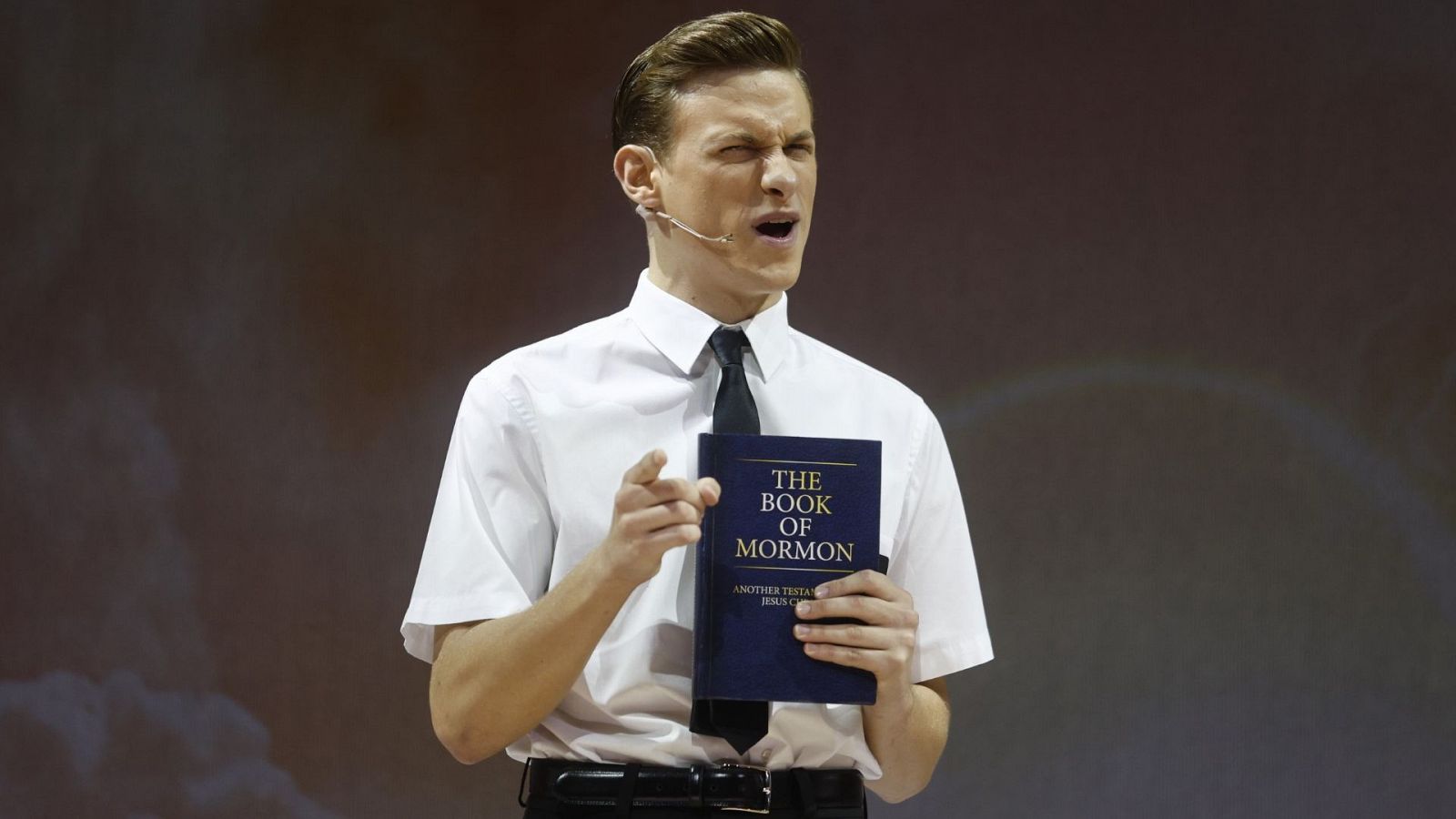 Jan Buxaderas interpreta a Elder Price en 'The Book of Mormon'
