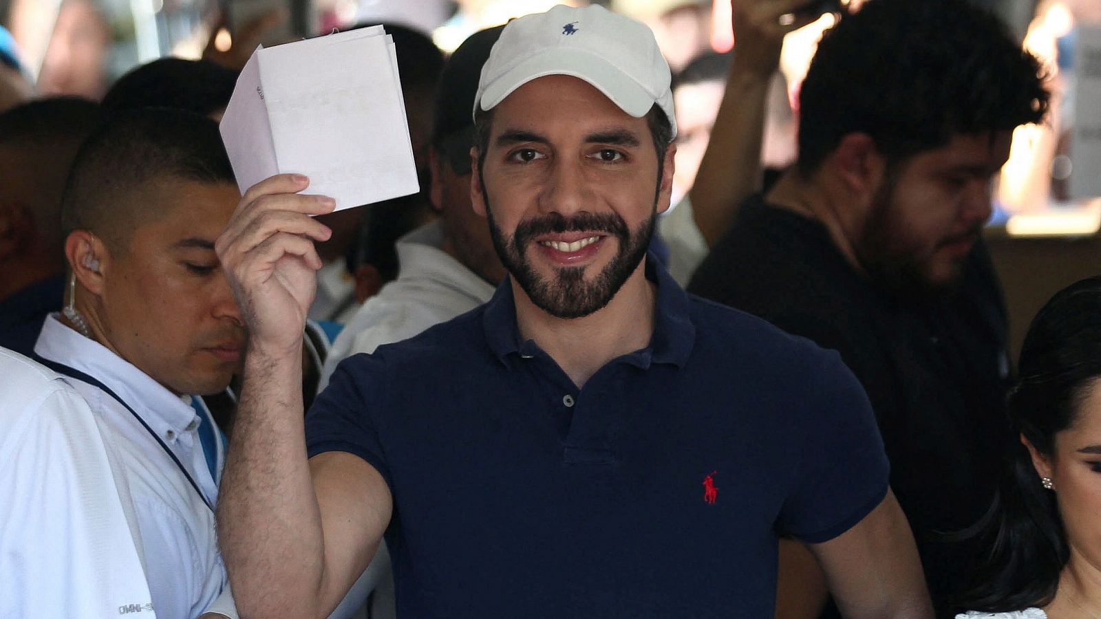 El presidente de El Salvador, Nayib Bukele, vota durante las elecciones municipales