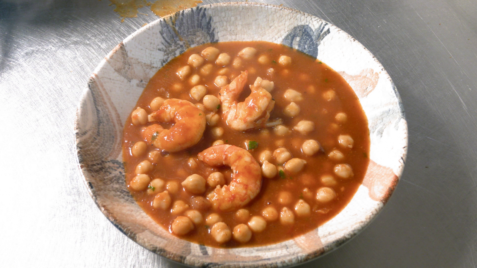 Imagen de un plato de garbanzos con langostinos