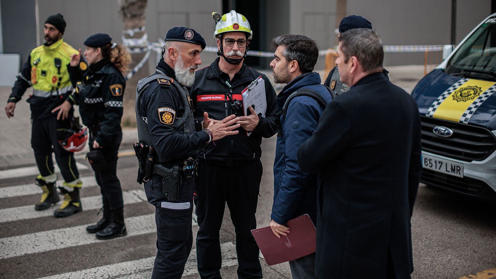 Policía Local de Valencia hablando con vecinos del edificio