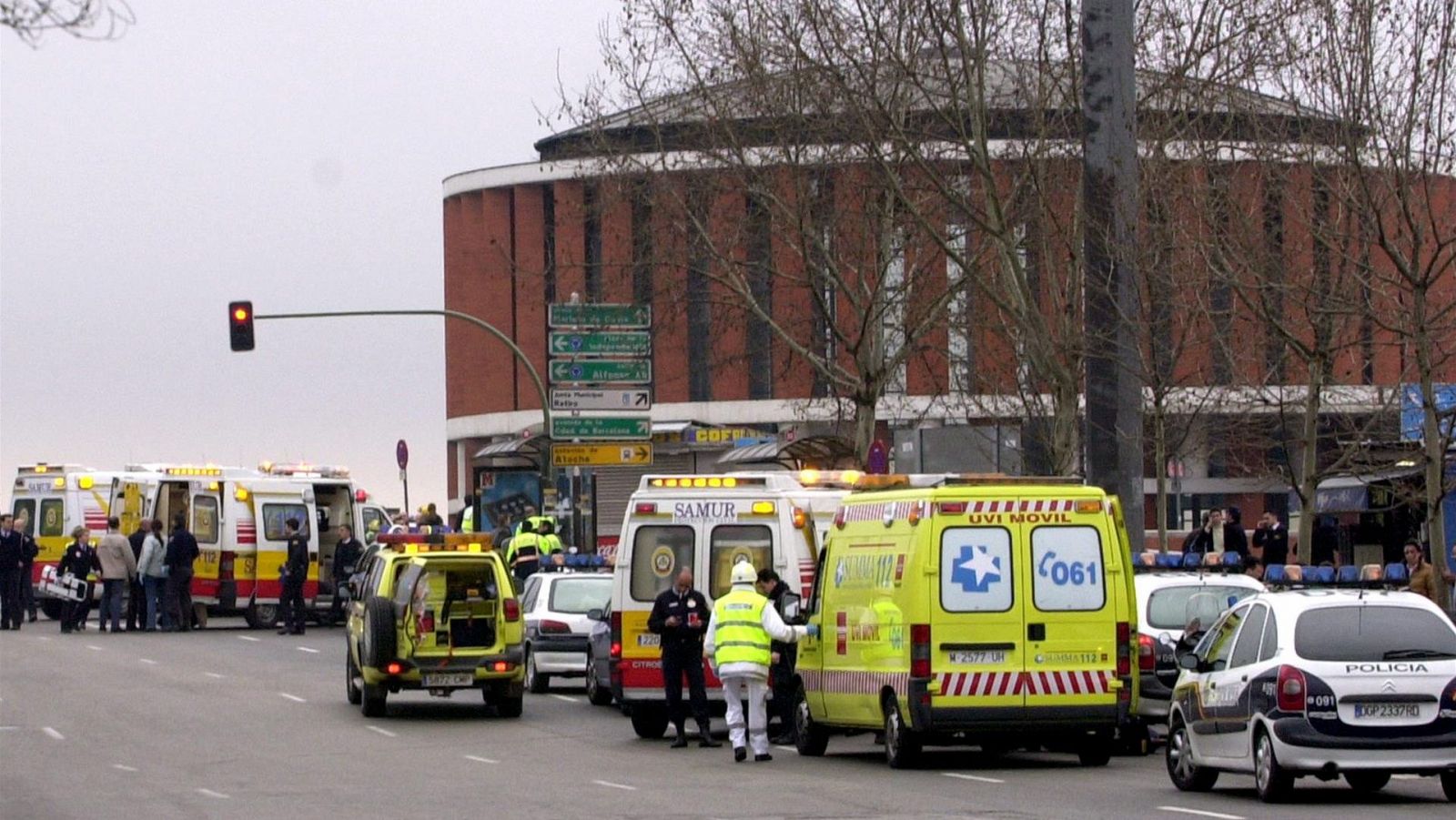 11M: Servicios de emergencias y coches de policía en la estación de Atocha