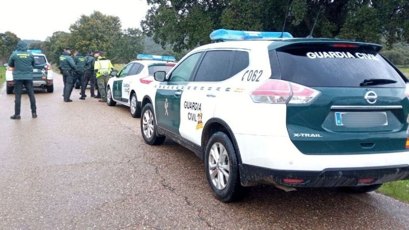 Coches y agentes de la Guardia Civil
