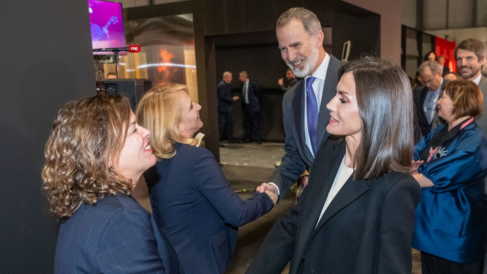 Elena Sánchez Caballero y Verónica Ollé saludan a los Reyes en la inauguración de ARCO 2024