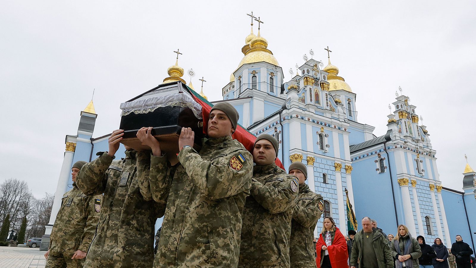 Soldados ucranianos en el funeral de un compañero en Kiev