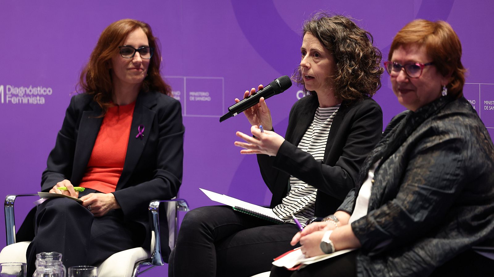 La ministra de Sanidad, Mónica García, junto con expertas en el acto Conversatorio #DiagnósticoFeminista