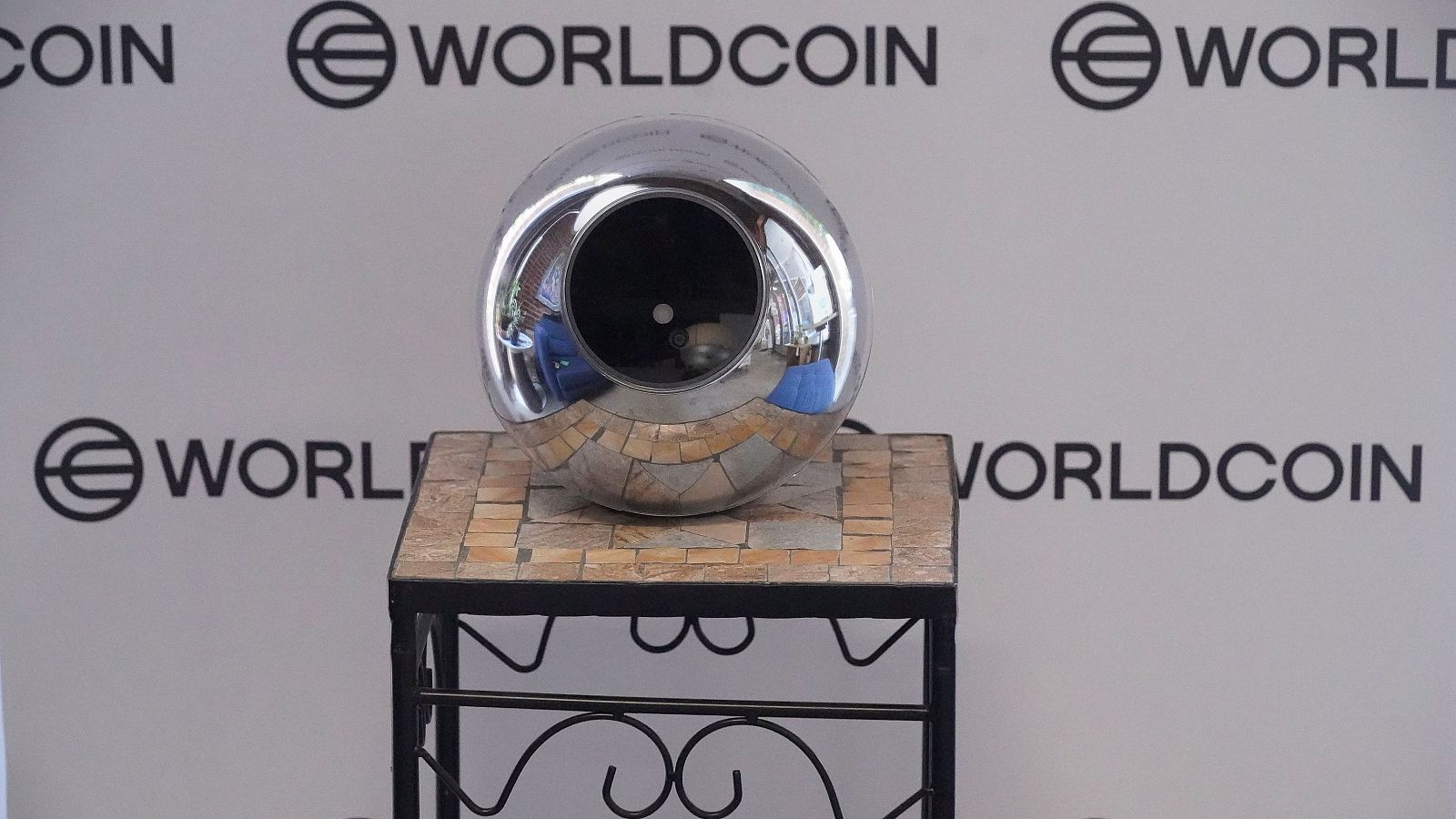 Worldcoin inicia acciones legales contra la orden que le impide escanear el iris en España