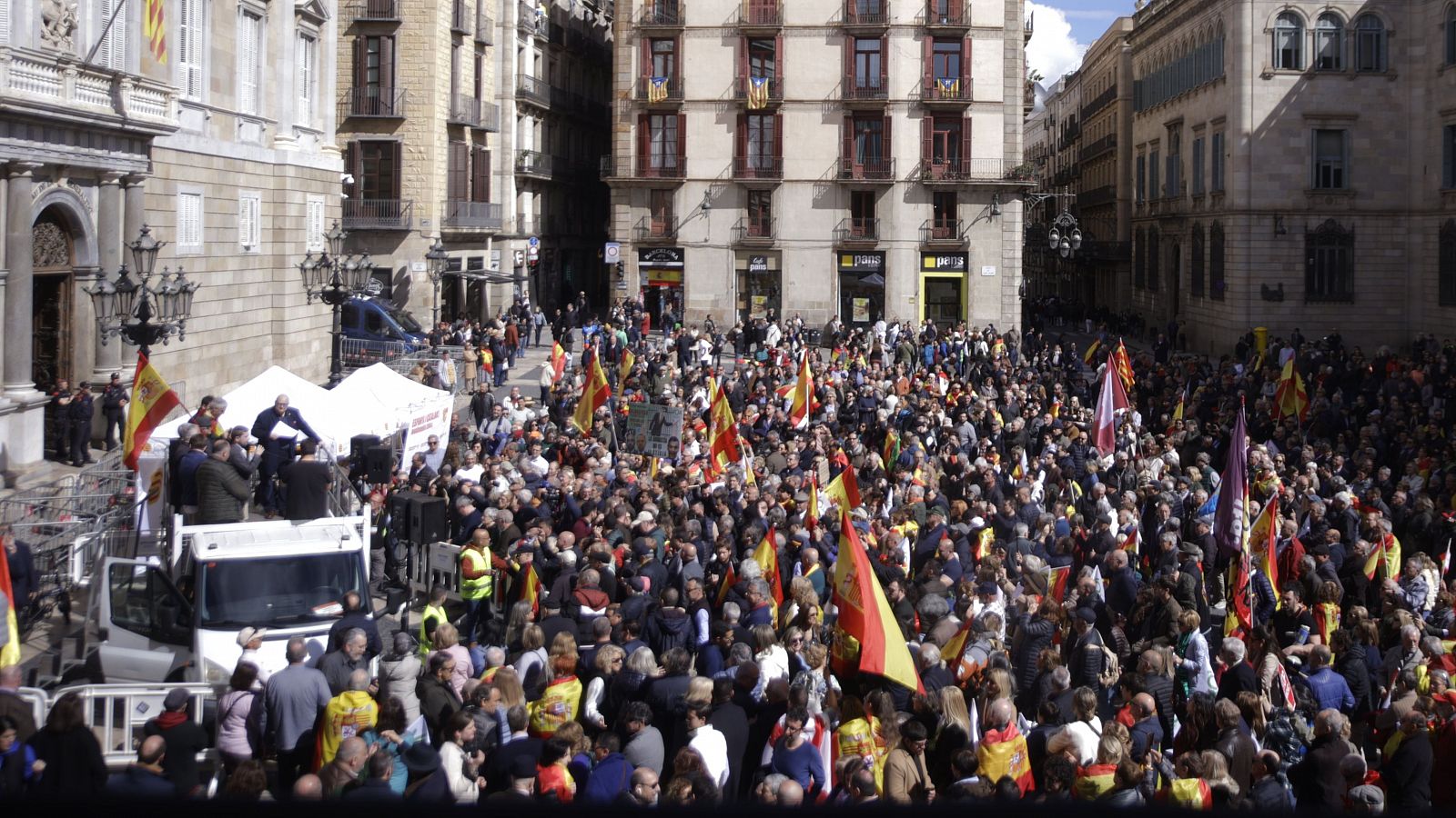 Centenars de persones es concentren a la plaça Sant Jaume de Barcelona sota el lema 'No a l'amnistía, no a la impunitat'