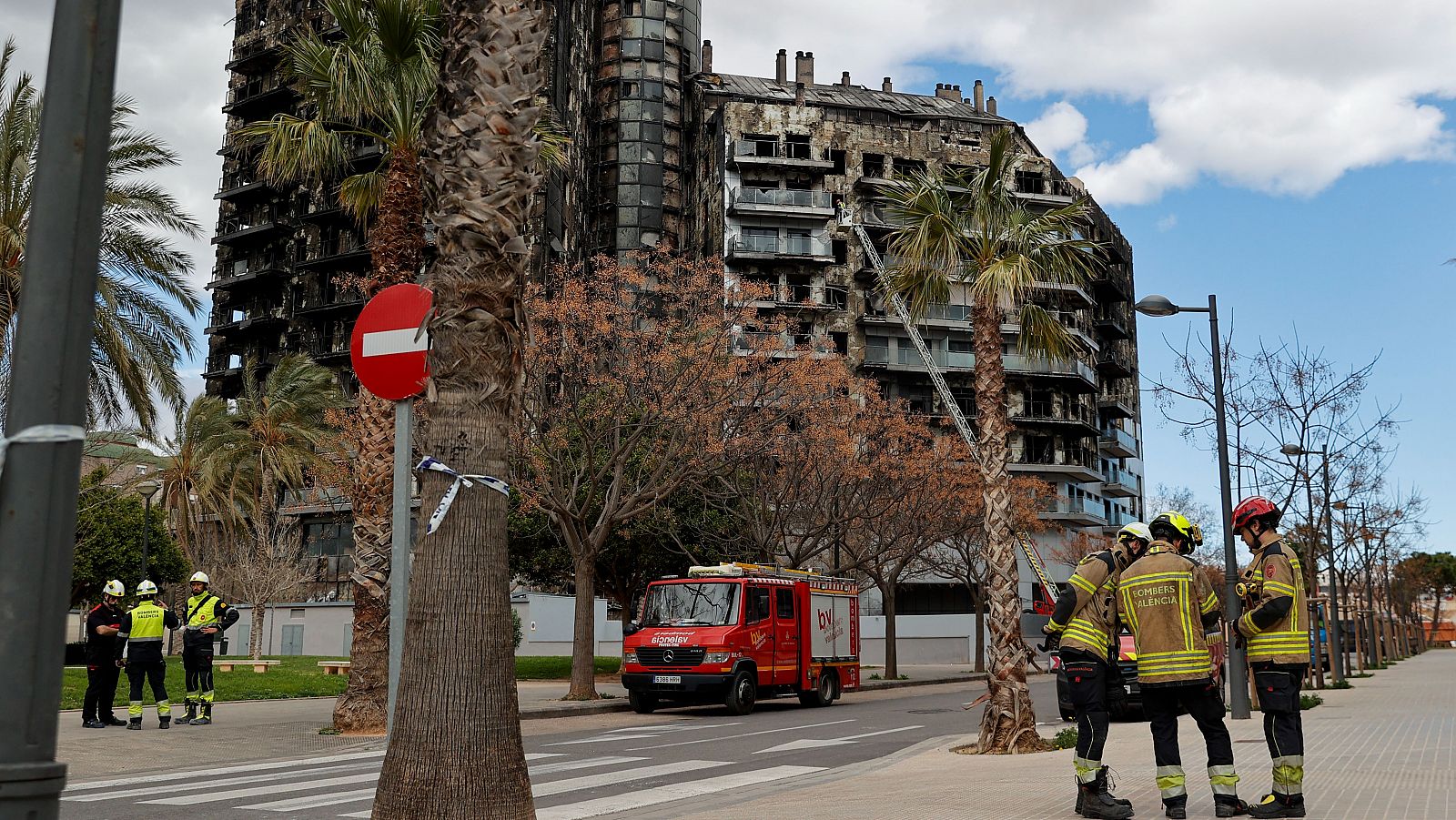 Incendio Valencia: varios bomberos aguardan junto a los restos del edificio en el barrio de Campanar