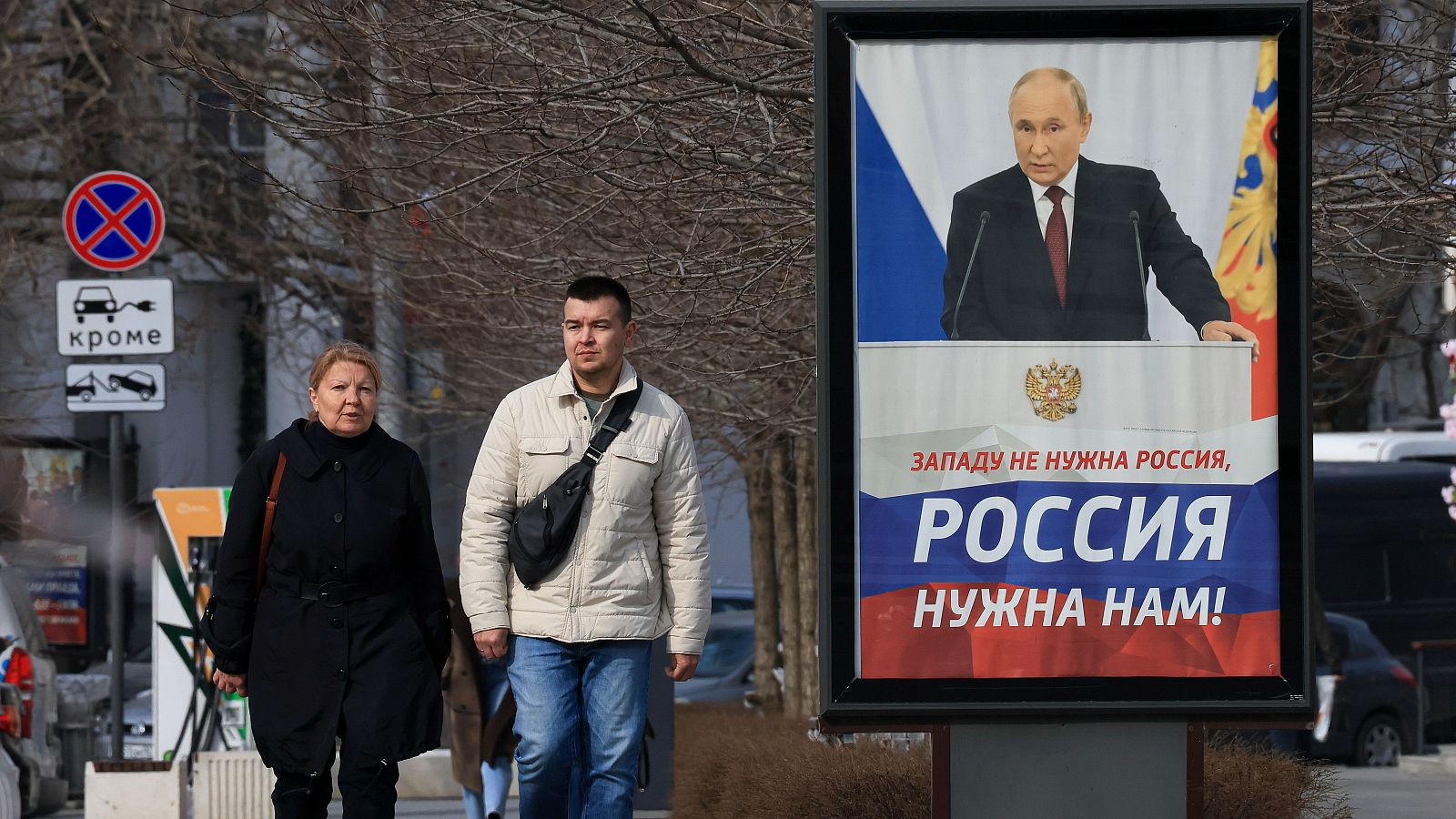 Elecciones en Rusia 2024: Cartel del presidente ruso, Vladími Putin, en una calle de Sebastopol, en Crimea
