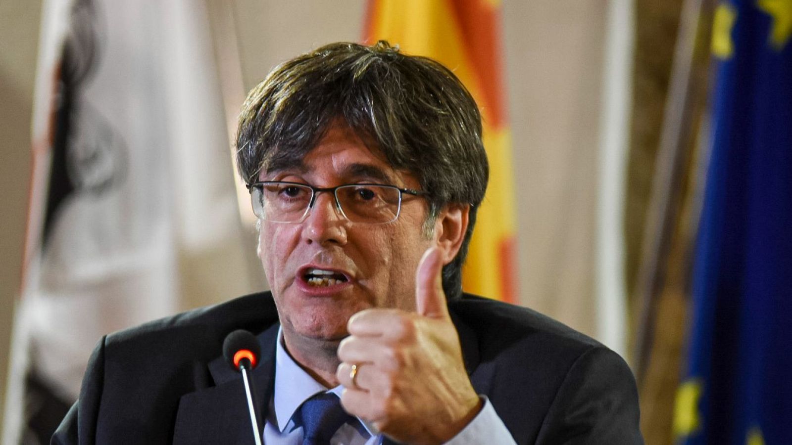 Carles Puigdemont aixeca el dit durant una conferència