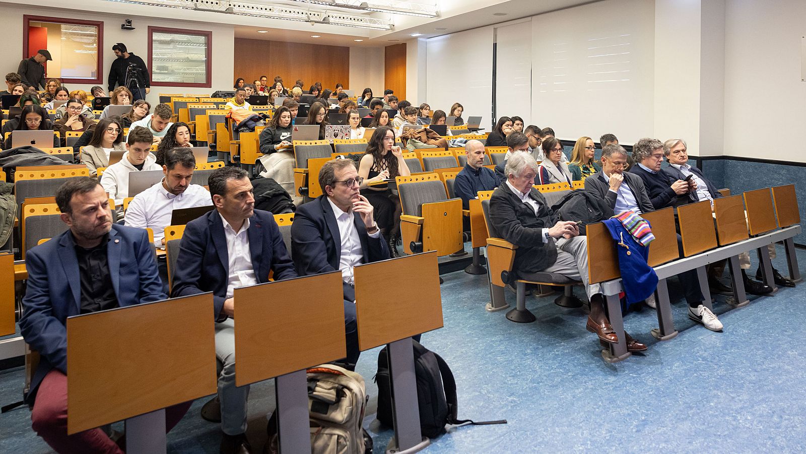 Gente en un aula durante la Jornada “La medición de las audiencias en la era de la convergencia digital”