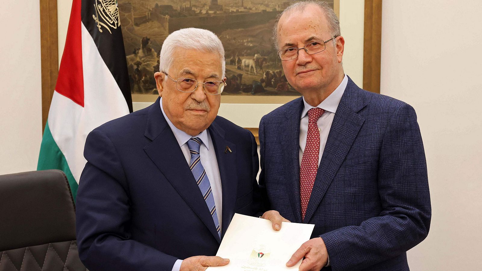 El presidente palestino Mahmud Abbas (izq.) posa con el recién nombrado primer ministro palestino Mohammad Mustafa,en Ramallah