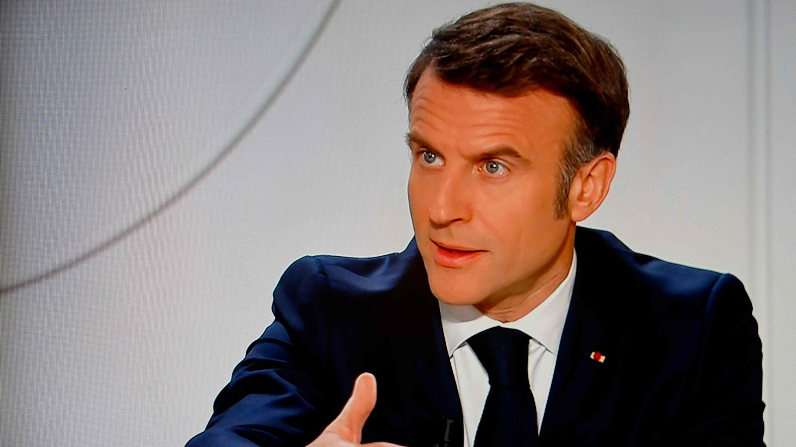 Macron descarta tomar la iniciativa contra Rusia aunque insta a "estar preparados" por si la situación en Ucrania "empeora"