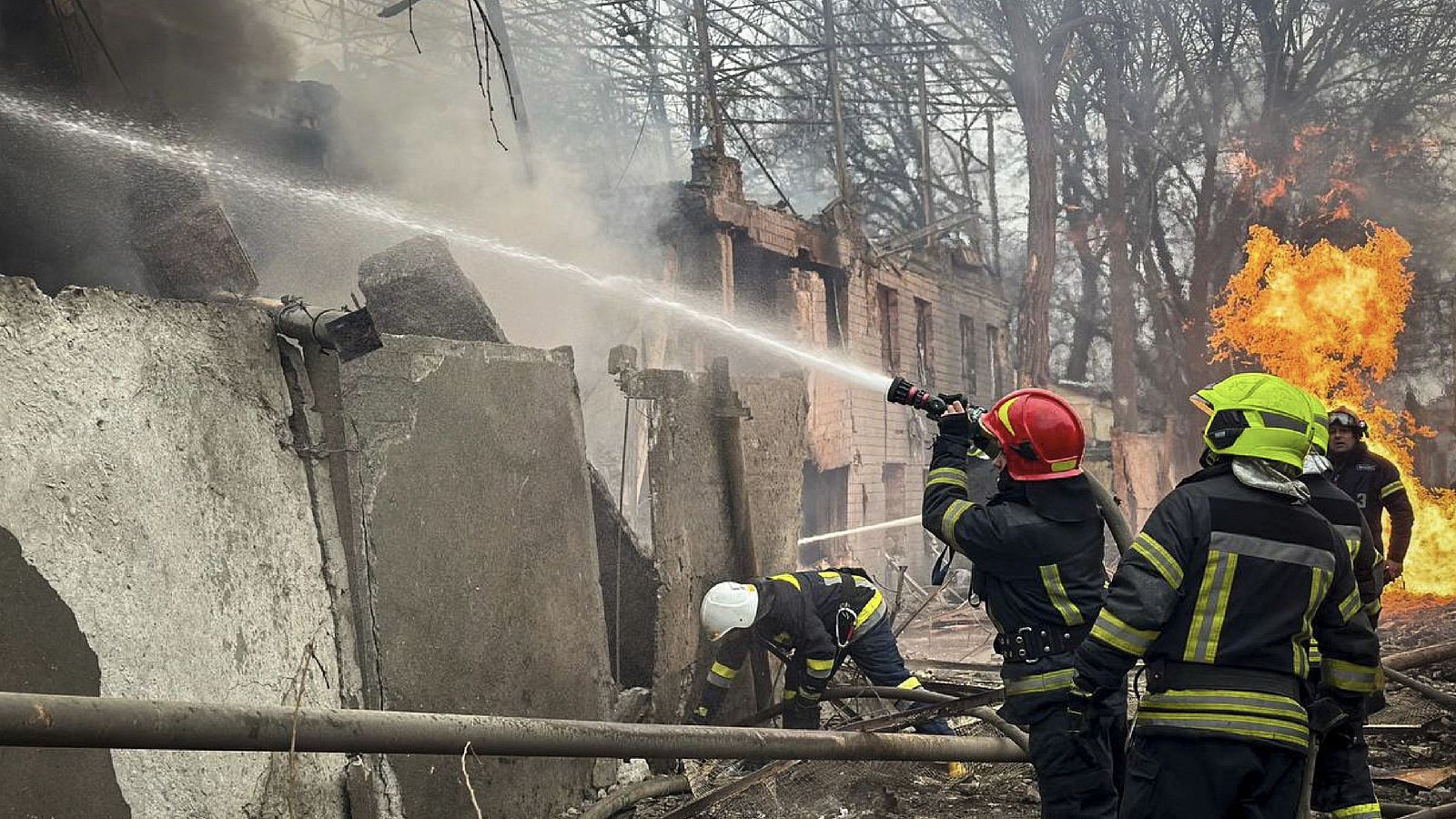Varios bomberos extinguen un incendio en el lugar de un ataque con misiles en Odesa