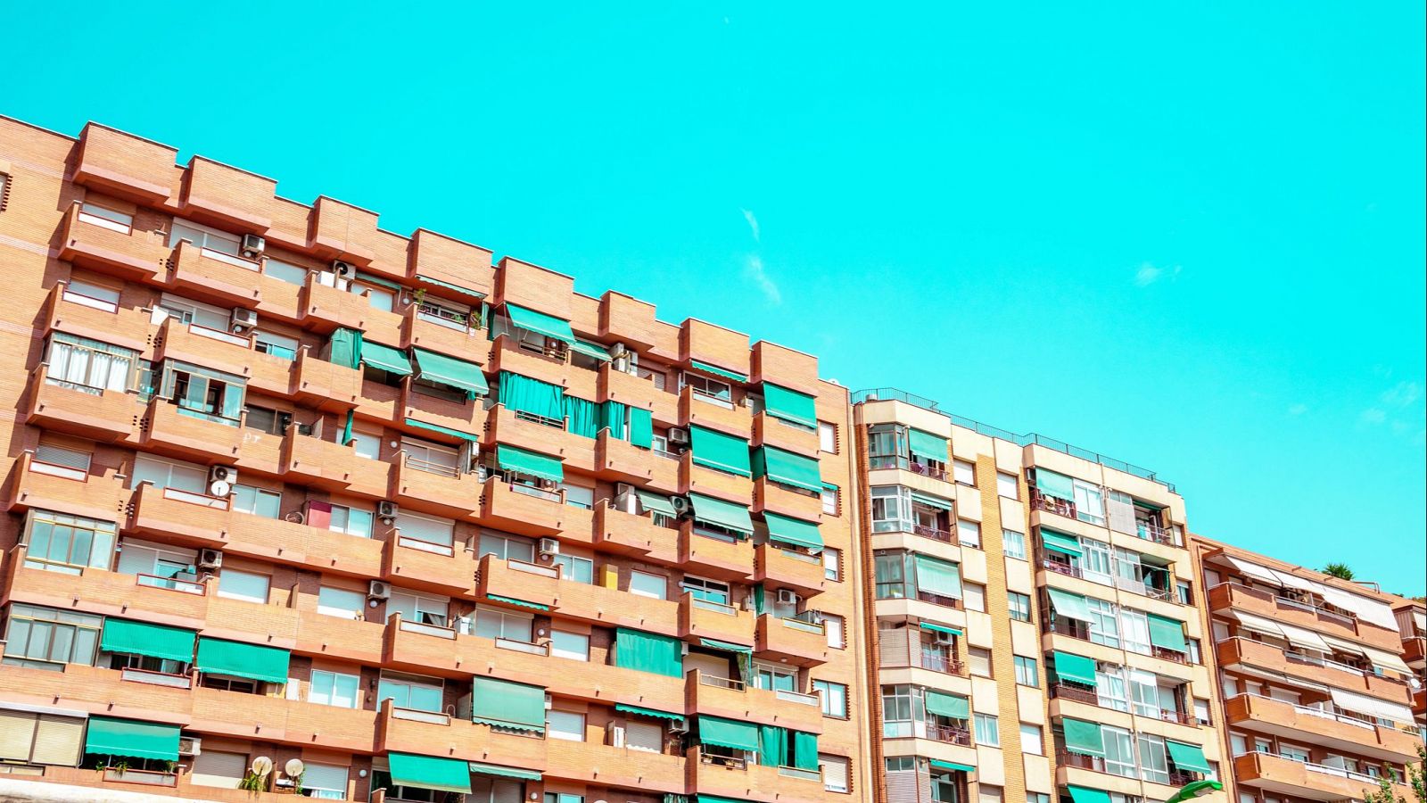 Cartel de "alquiler" en la ventana de un piso.