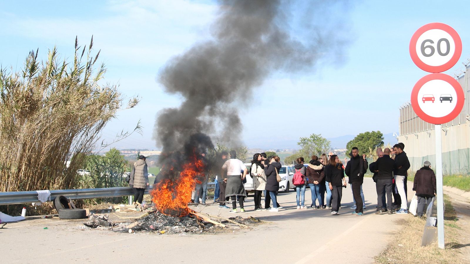 Els treballadors han encès una foguera per bloquejar l'accés a la presó de Quatre Camins i de Joves, a la Roca del Vallès
