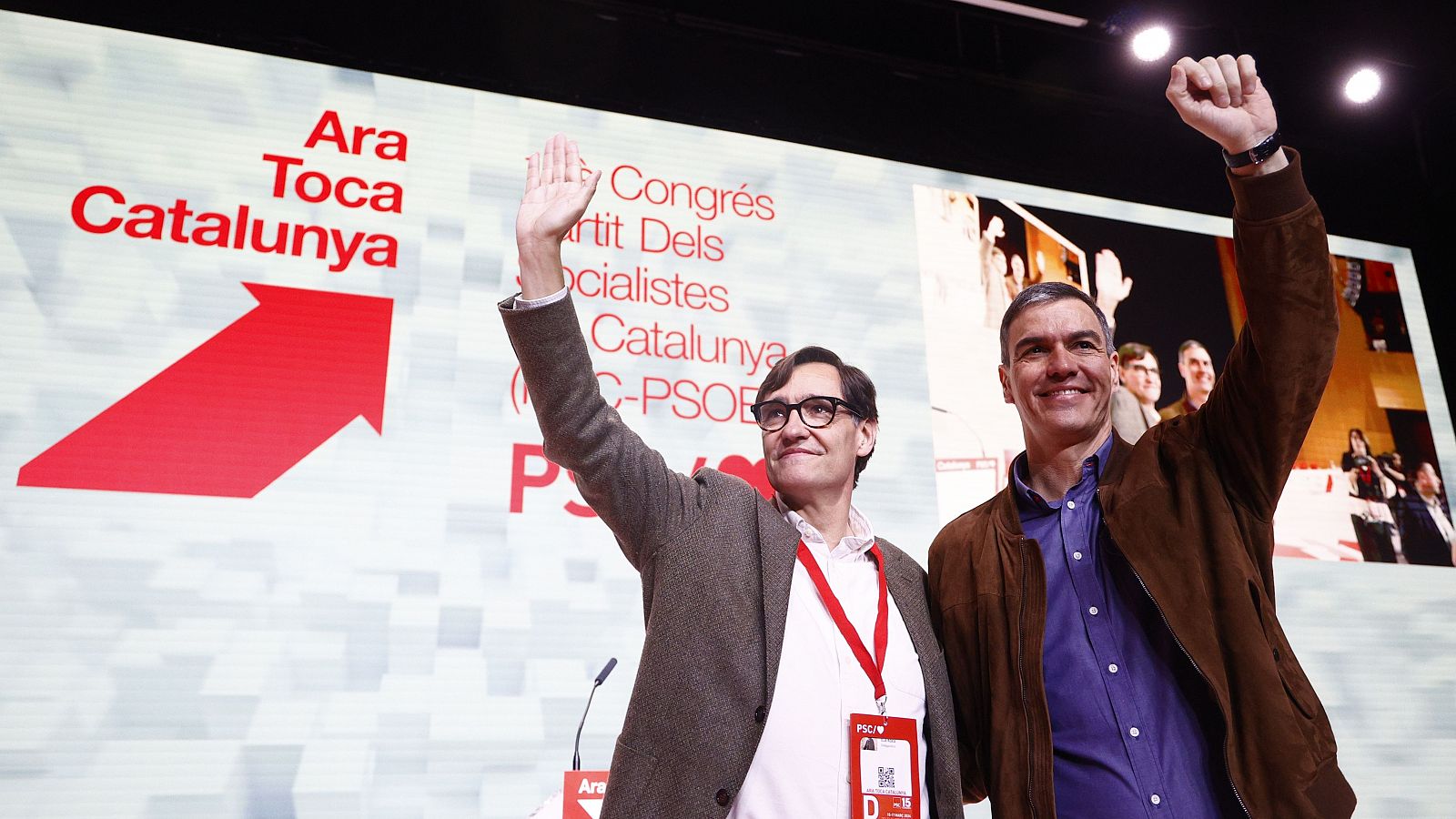 Salvador Illa i Pedro Sánchez saluden des de l'escenari en la clausura del 15è congrés del PSC