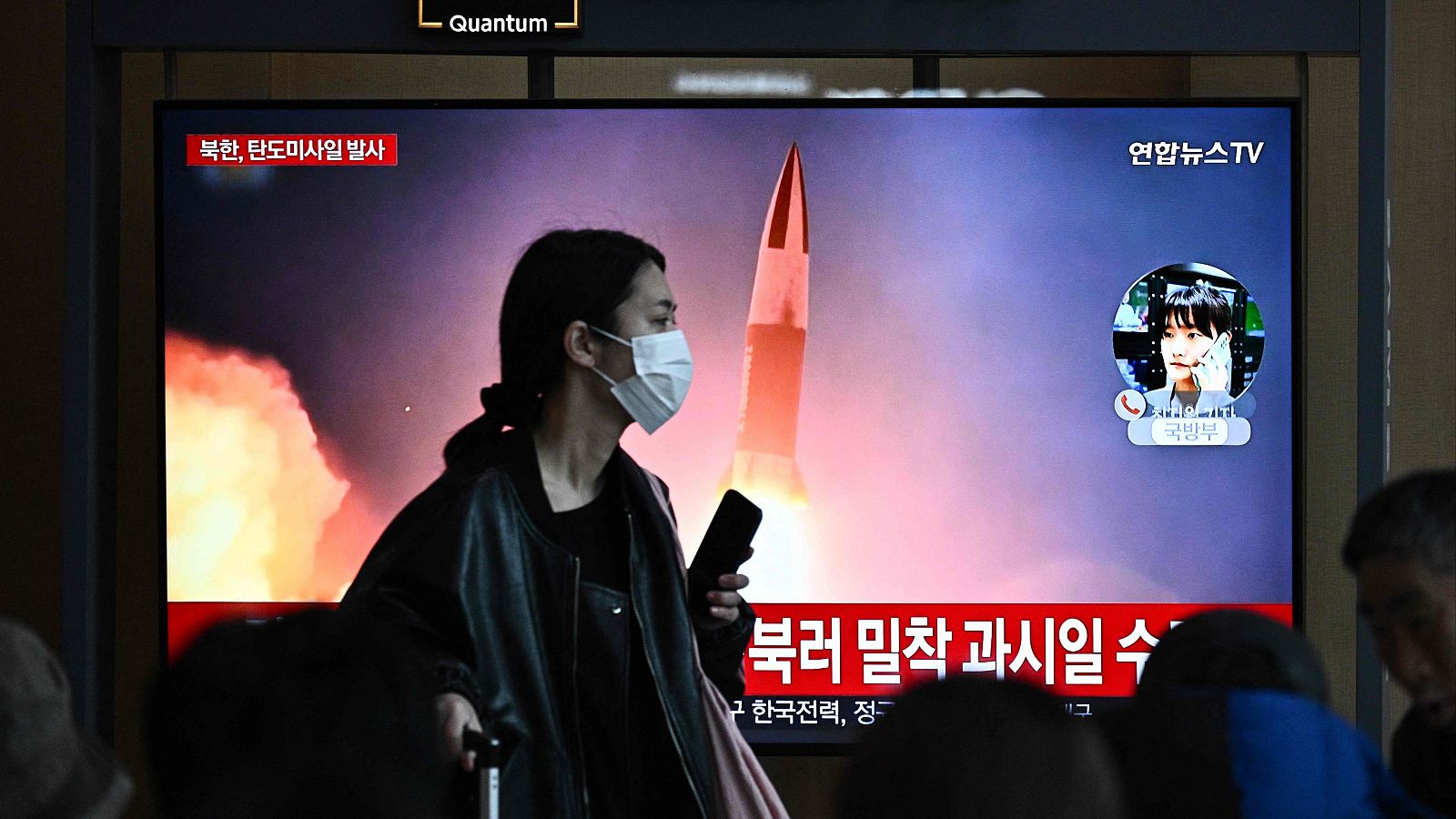 Un televisor muestra imágenes de archivo de un ensayo de misil norcoreano