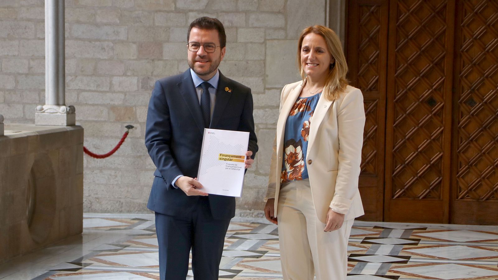 La consellera d'Economia, Natàlia Mas Guix, entrega al president de la Generalitat, Pere Aragonès, la proposta de finançament singular.