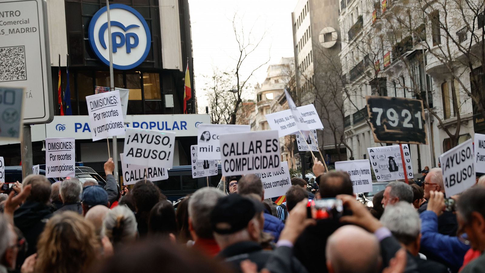 Manifestación contra la presidenta de la Comunidad de Madrid, Isabel Díaz Ayuso, en la calle Génova de Madrid