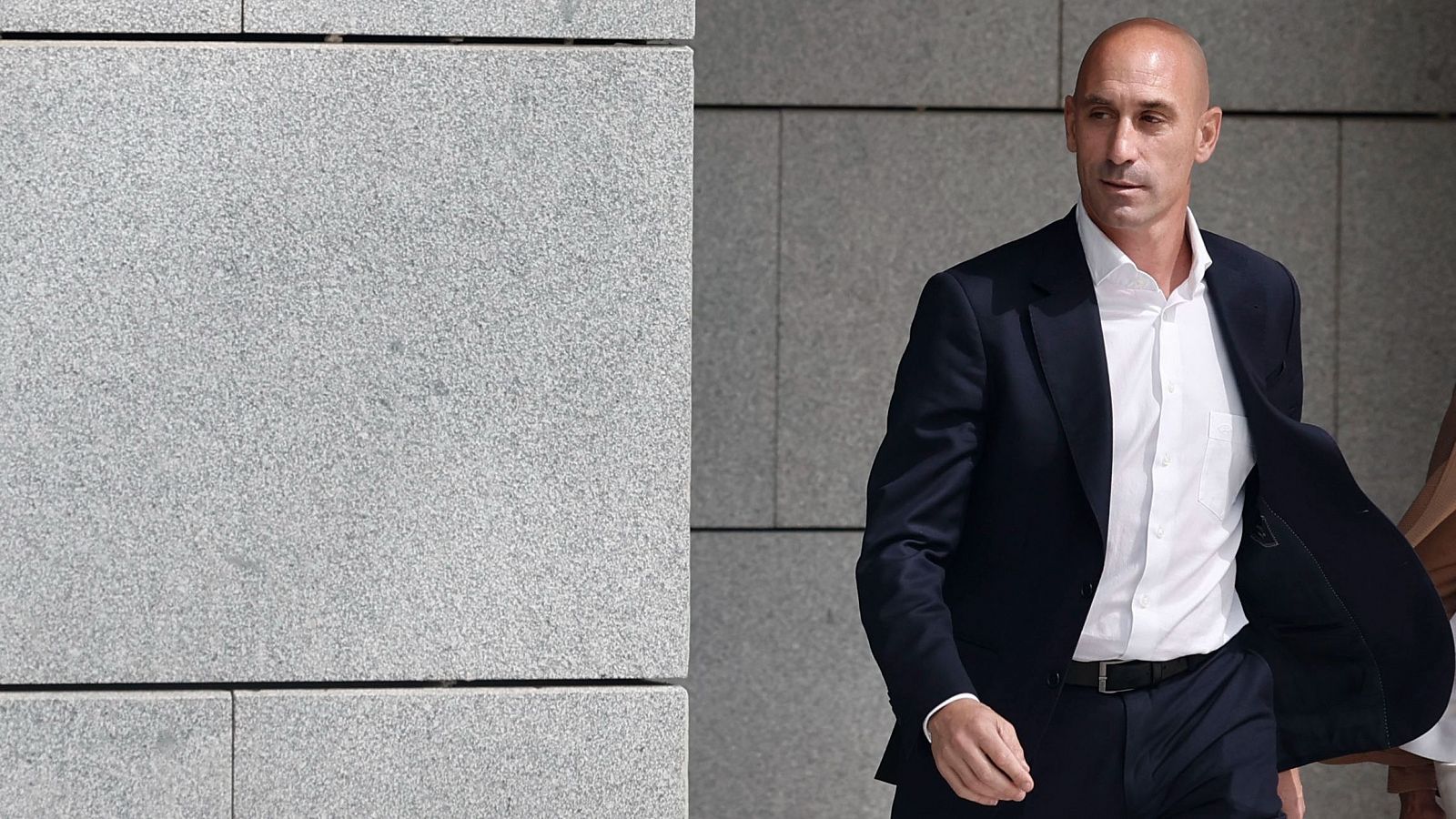 Rubiales tiene previsto volver el 6 de abril y se pone "a plena disposición" de la jueza