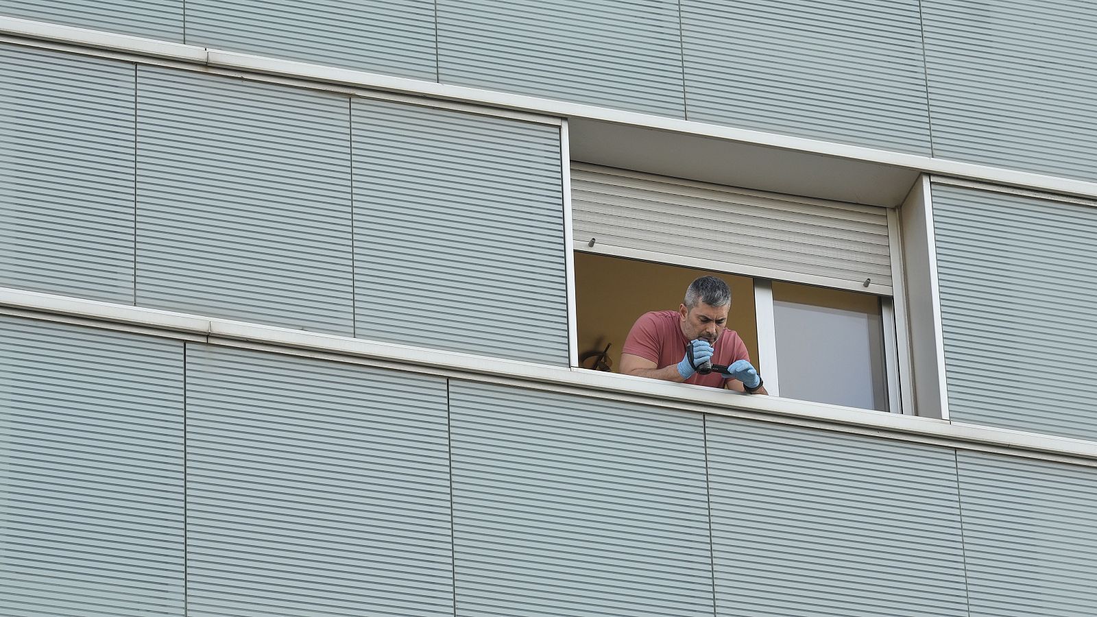 Un investigador trabaja en el lugar desde el que un niño se ha precipitado a la calle en Vitoria