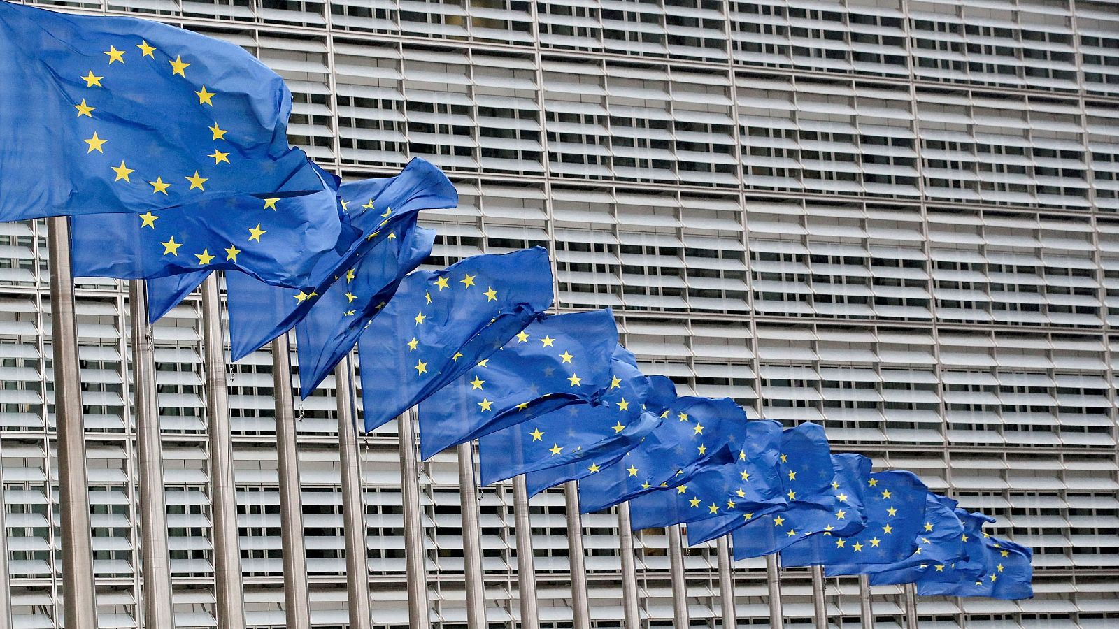 Banderas de la Unión Europea ondean en Bruselas