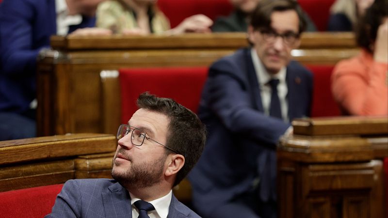 Aragonès e Illa en el Parlamento de Cataluña en una imagen de archivo