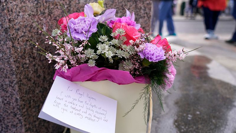 Flores y una carta a la princesa de Gales en las afueras del Castillo de Windsor, en Inglaterra.