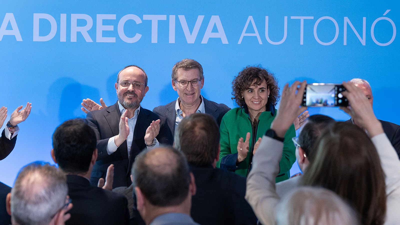 El president del PP de Catalunya, Alejandro Fernández acompanyat del líder popular, Alberto Núñez Feijóo i la número 2 de les llistes pel 12M, Dolors Montserrat