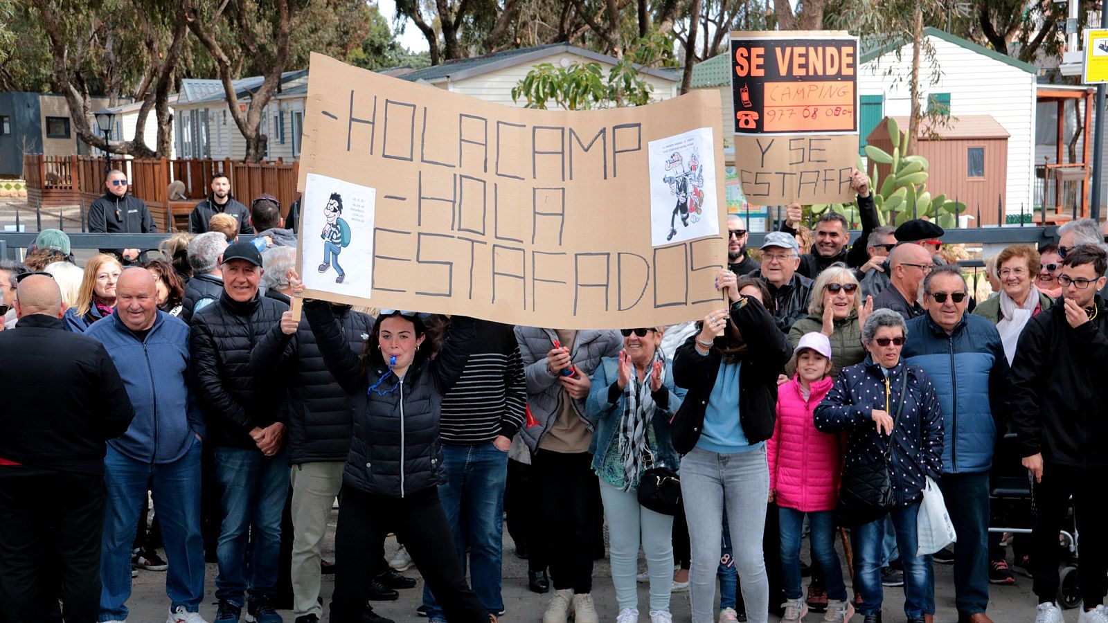 Desenes de persones protesten a la porta del càmping Sant Salvador de Coma-ruga