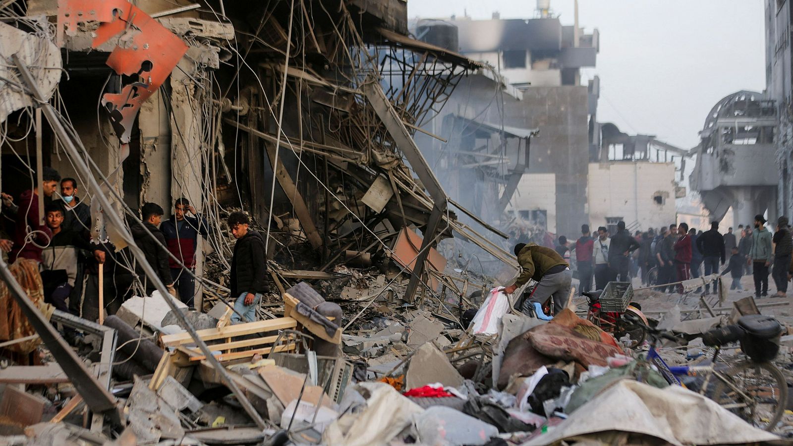 Un grupo de palestinos inspecciona los daños en el Hospital al Shifa tras retirarse as fuerzas israelíes