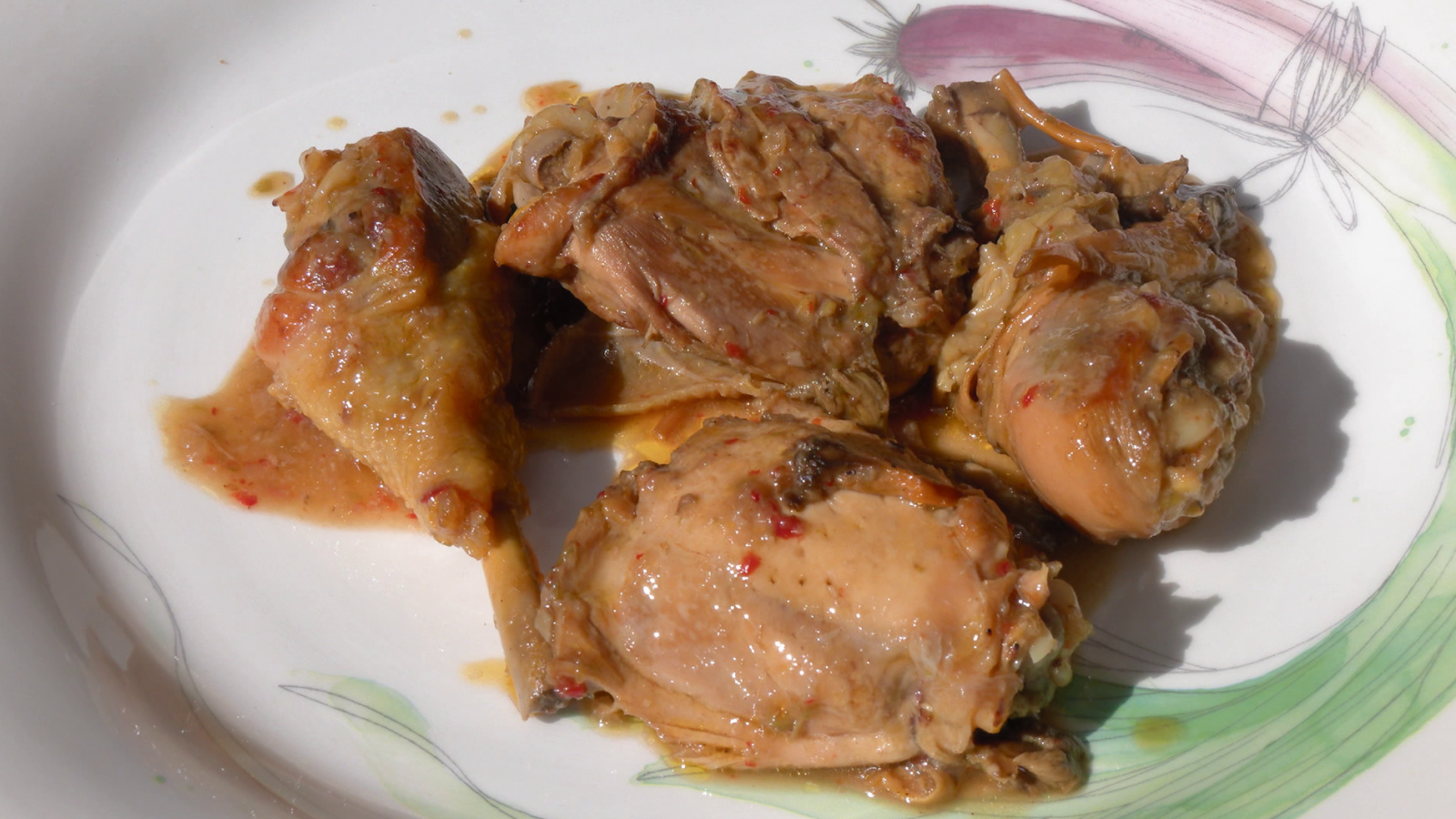 Aprende a preparar en minutos un pollo campero guisado con verduras y setas