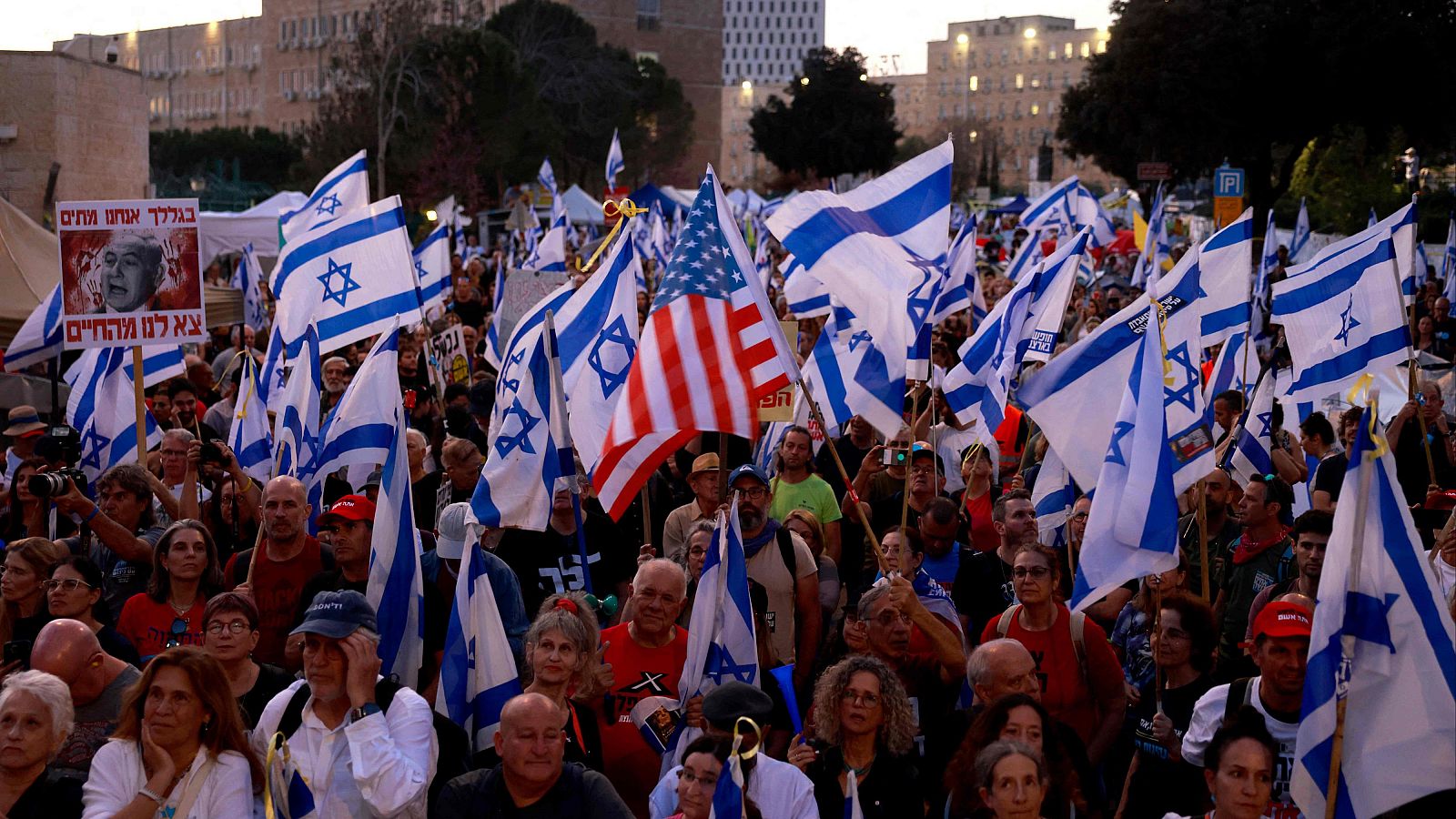 Miles de israelíes piden por segunda noche consecutiva la salida de Netanyahu y la celebración de elecciones