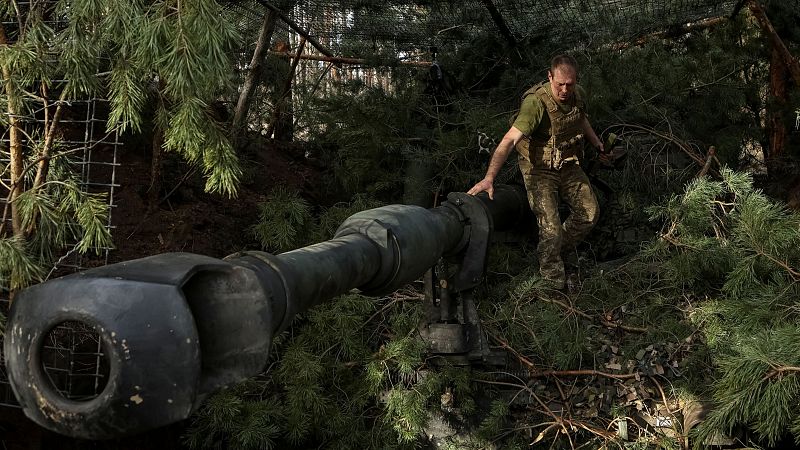 Un militar ucraniano de la 93ª Brigada Mecanizada Separada "Kholodnyi Yar" camufla un obús autopropulsado M109