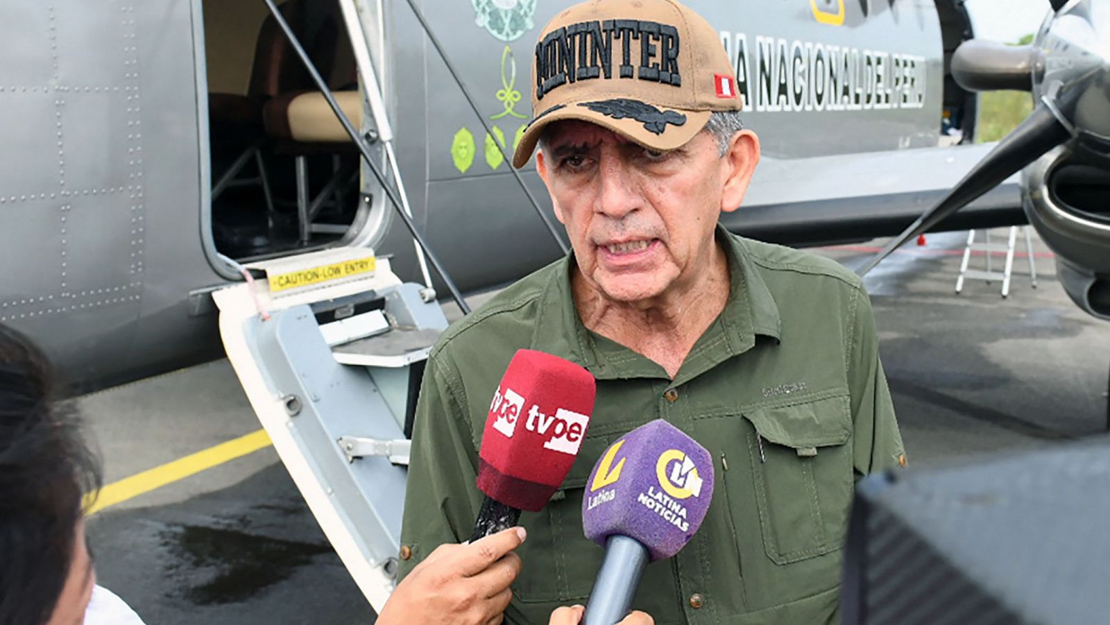 El ministro del Interior de Perú, Víctor Torres, atendiendo a los periodistas