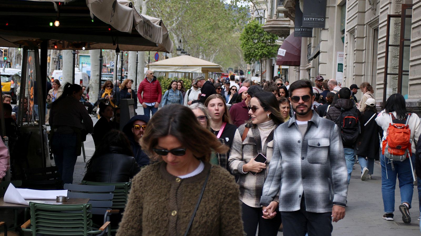 Turistes a passeig de Gràcia de Barcelona durant la Setmana Santa