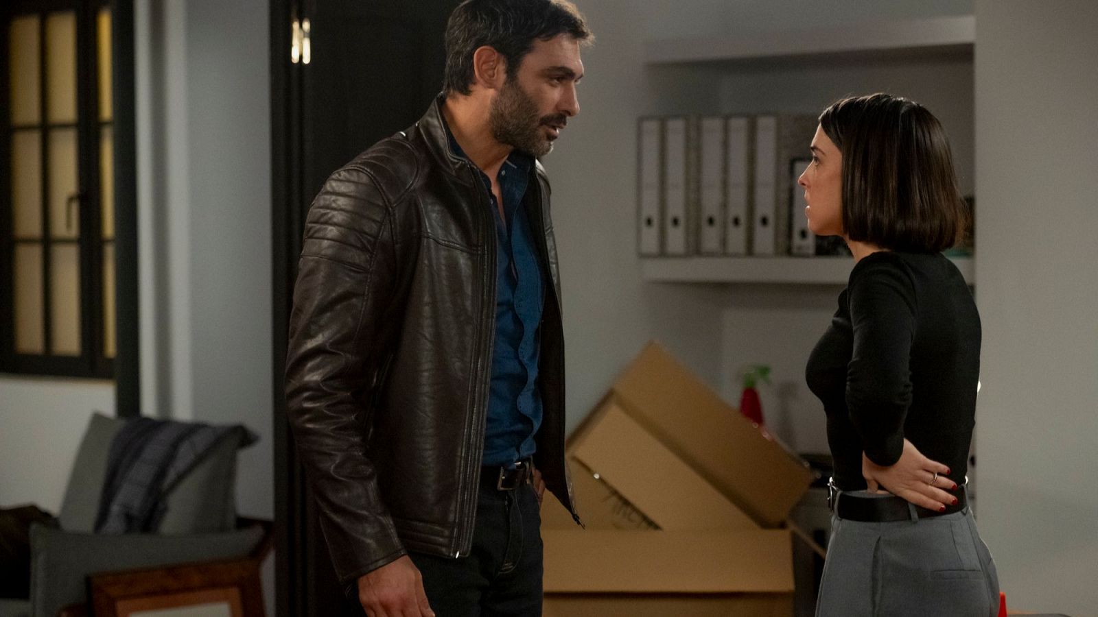 '4 estrellas' | Andrea y Bea se besan en la consulta
