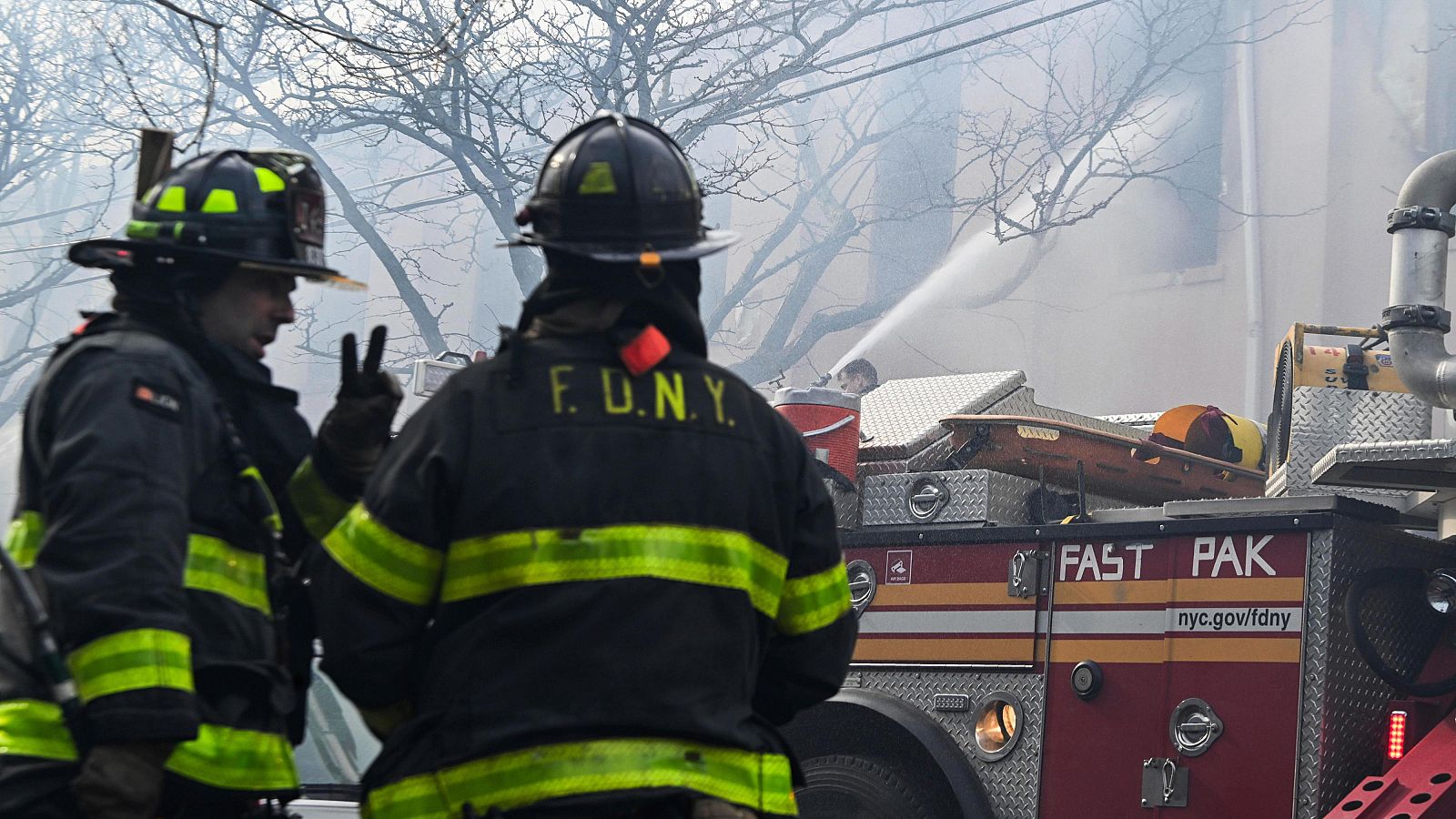 Unos bomberos sofocan un fuego en una imagen de archivo