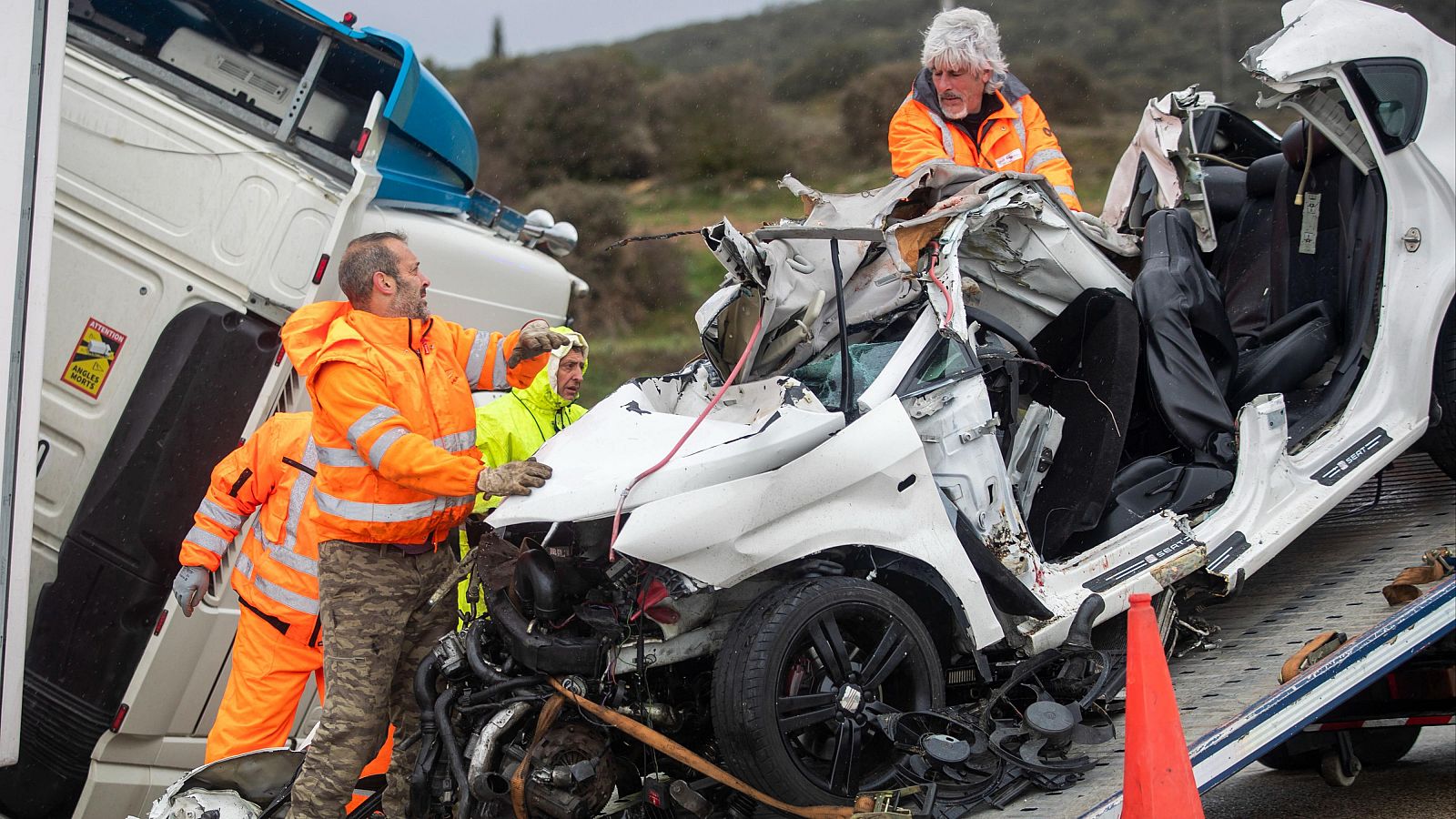 Foto del accidente entre un camión y un turismo en Ágreda, Soria