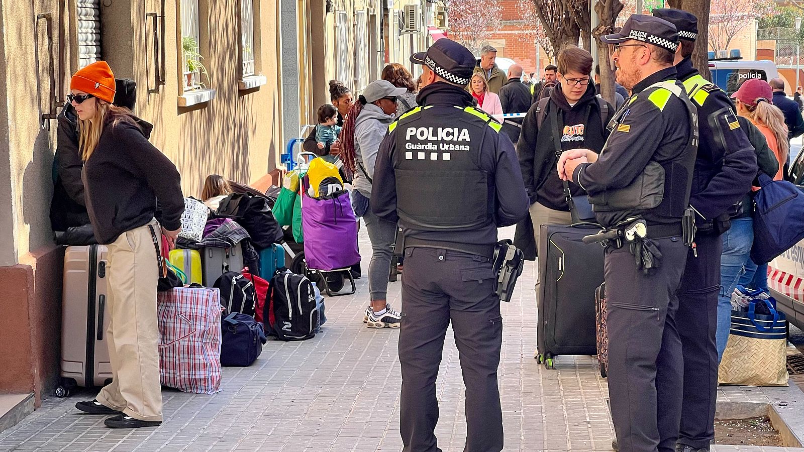 Dos habitatges del número 118 del carrer Ausiàs Marc estaven ocupats de forma il·legal.