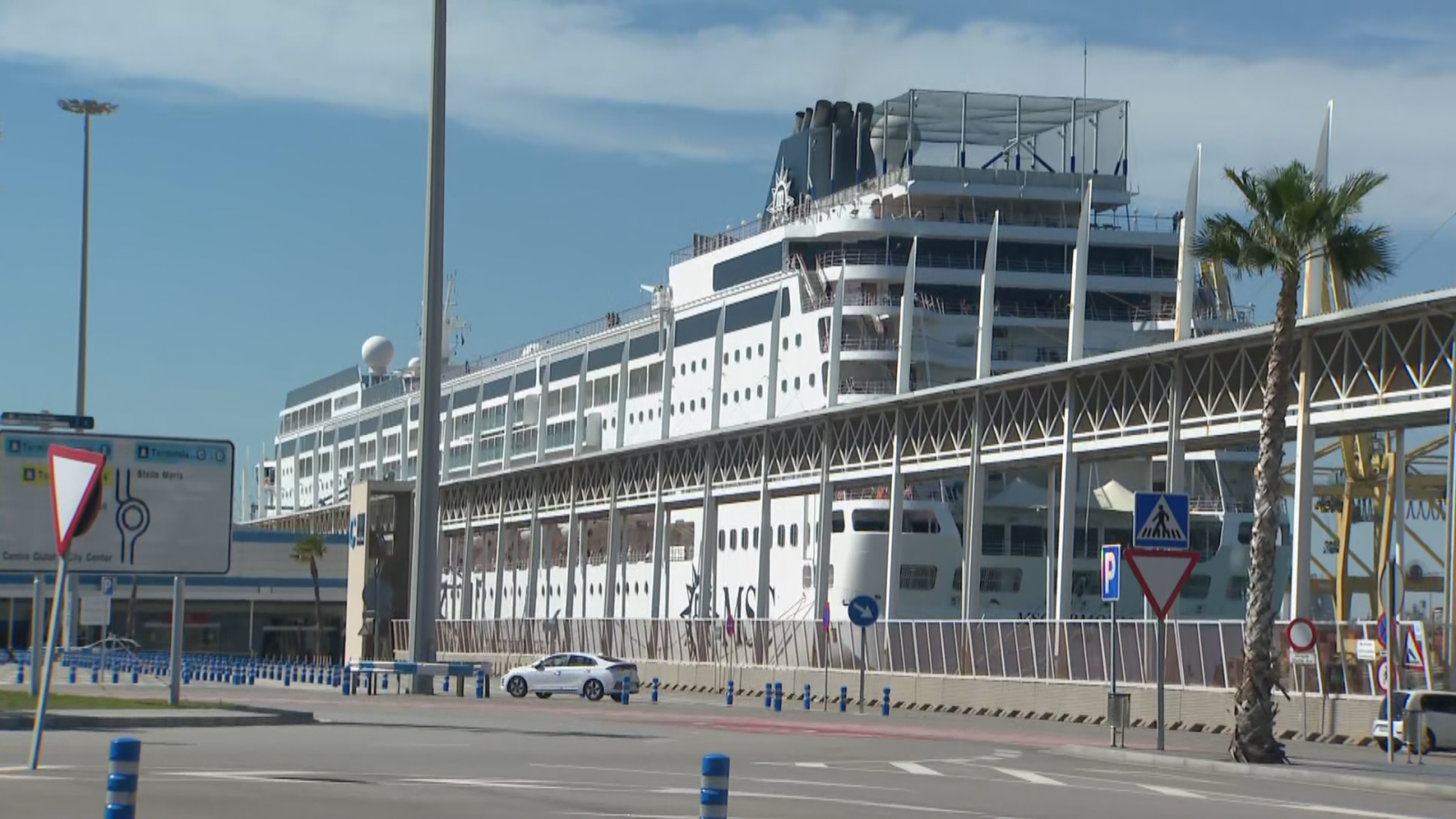 El MSC Armonia atracat al Port de Barcelona on estan retinguts els passatgers